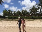 Eliana Amaral é flagrada em praia com músico paraibano