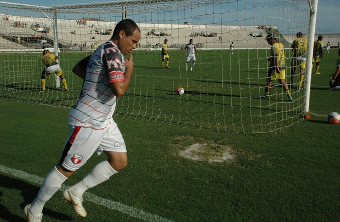 santa cruz-pb gol carlinhos (Foto: Expedito Madruga / GloboEsporte.com)