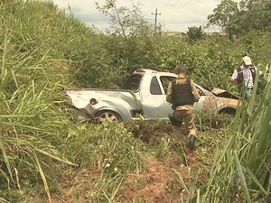 Durante o acidente, carro capotou algumas vezes saindo da rodovia  (Foto: Reprodução TV Acre)