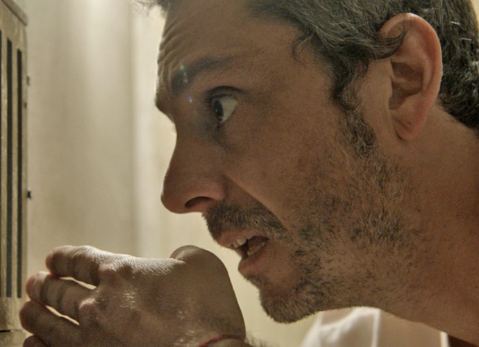Romero leva um susto ao descobrir a identidade do pai (Foto: TV Globo)