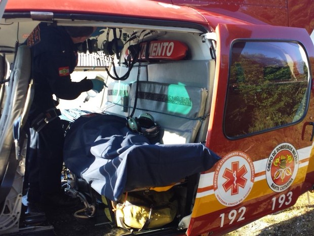 Helic&oacute;ptero Arcanjo, dos bombeiros, foi usado no resgate dos policiais feridos (Foto: Arcanjo/Corpo de Bombeiros)