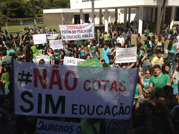 Em GO, estudantes protestam contra a nova lei de cotas para as federais (Foto: Versanna Carvalho/G1)