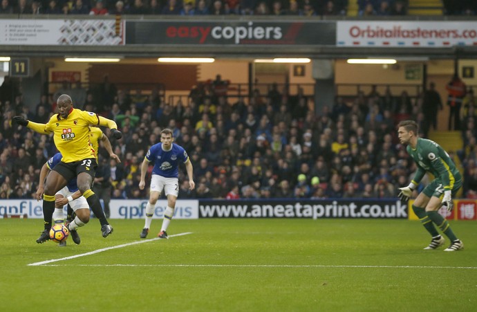 Okaka faz gol de letra em Watford x Everton (Foto: Paul Harding/PA via AP)