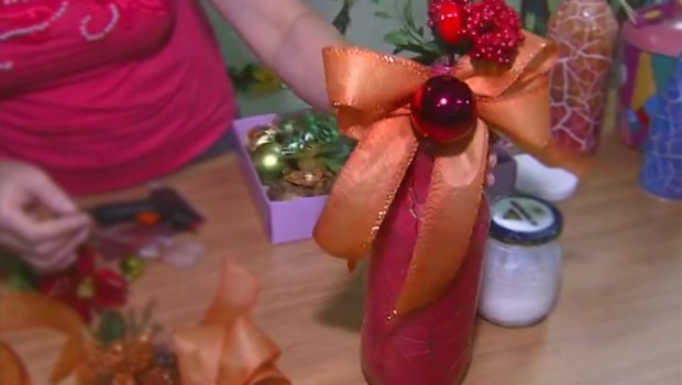 Saiba como fazer um enfeite de Natal usando garrafa de vidro (Foto: Reprodução/RPC)