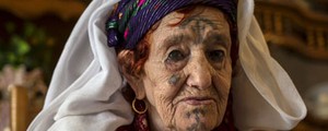 Idosas que tatuaram rosto por
 moda relatam arrependimento (Zohra Bensemra/Reuters)