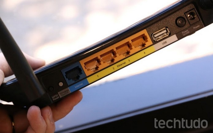 Reiniciar modem ou roteador pode destravar dispositivo (Foto: Luciana Maline/TechTudo)