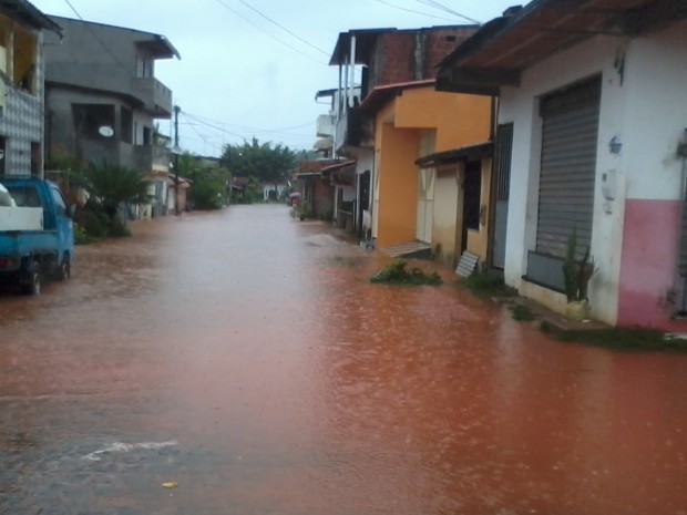 G1 Temporal em municípios da BA alaga ruas e afeta rotina de