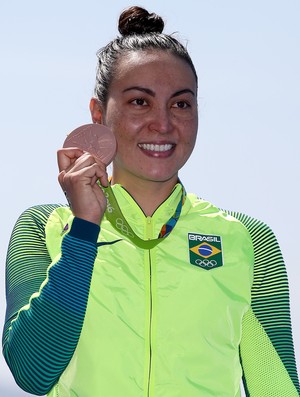 Poliana Okimoto exibe medalha de bronze conquistada na maratona aquatica (Foto: Satiro Sodré/SSPress)