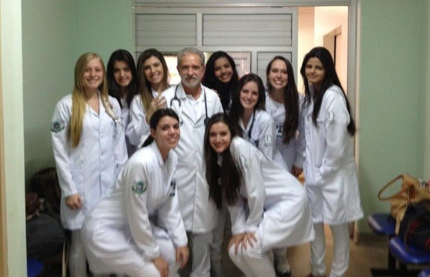 'Sou o avô da turma', diz ex-engraxate que cursa medicina em Rio Verde, GO (Foto: Jeová David Ferreira/Arquivo pessoal)