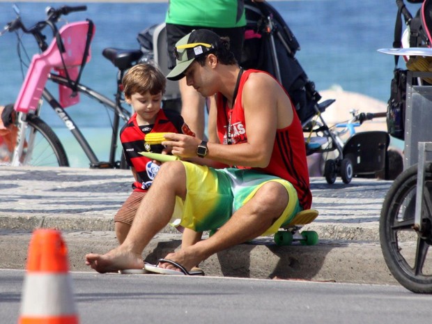Thiago Rodrigues e o filho no Rio (Foto: J.Humberto/AgNews)