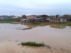 Bairro Promorar, em Itajaí, continuava alagado nesta segunda-feira (23) (Foto: Luiz Souza/RBS TV)