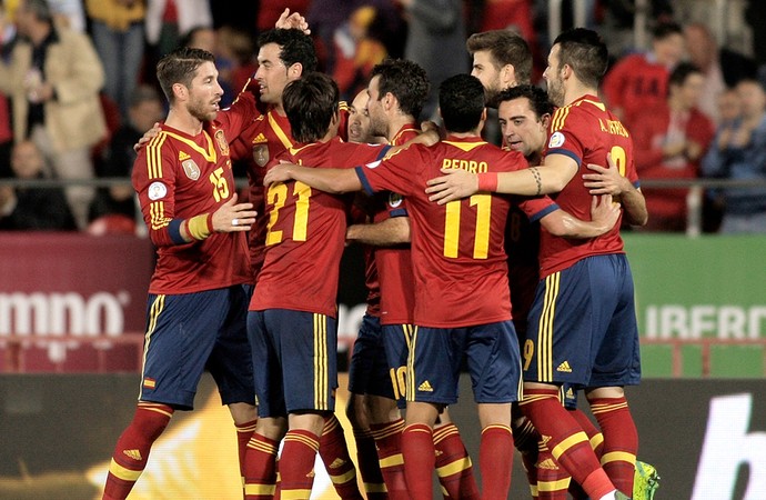 Espanha comemoração gol contra Belarus eliminatórias (Foto: AP)
