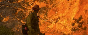 Incêndio se espalha na Califórnia 
e ameaça 6 mil residências (Reuters/Noah Berger)