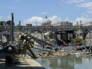Rio Tibre sujo de lixo em Roma (Foto: Andreas Solaro/AFP)