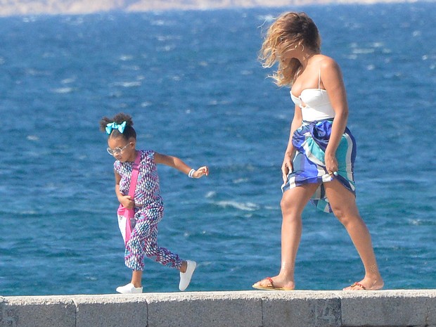 Beyoncé com a filha, Blue Ivy, na Sardenha, na Itália (Foto: Grosby Group/ Agência)