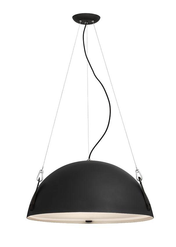 Lustre Boldrié P, do estúdio Nada Se Leva, de alumínio com acabamento preto fosco e difusor de acrílico leitoso, 5,60 x 2,80 m. La Lampe, de R$ 3.190 por R$ 1.595 (Foto: Divulgação)