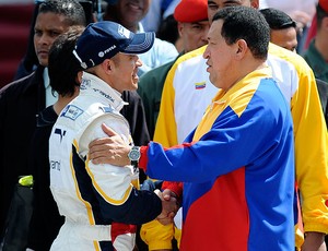 Pastor Maldonado e Hugo Chavez em exibição da Williams na Venezuela (Foto: AFP)