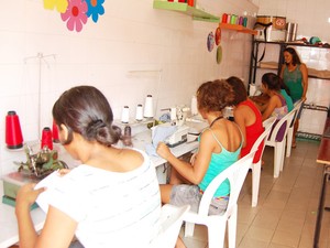 Na ONG Missão Restauração, as adolescentes que moram na casa participão de aulas de cursos de capacitação, dentre eles costura (Foto: André Resende/G1)
