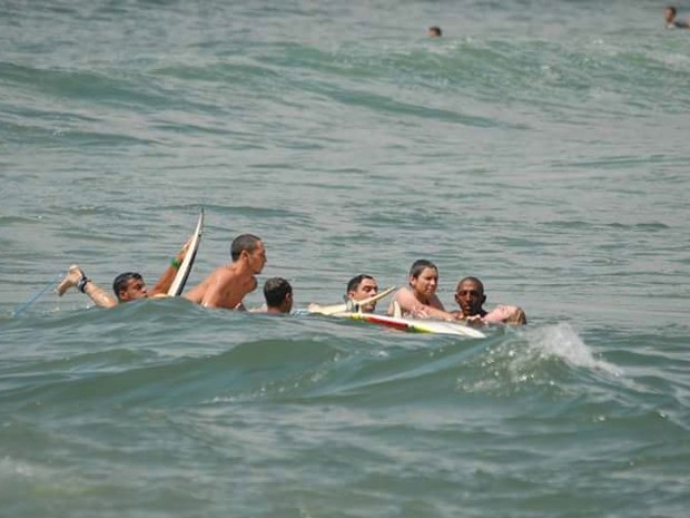 Surfistas se mobilizaram para salvar turistas que se afogavam em Guarujá, SP (Foto: Daniel Cruz/Arquivo Pessoal)