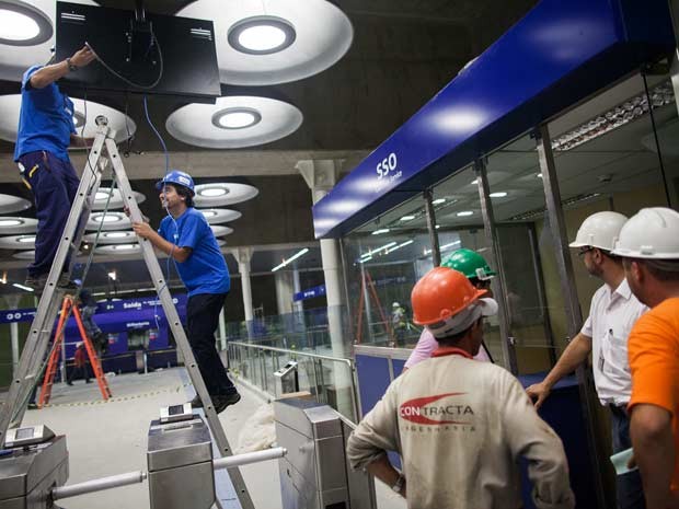 Funcionários do Metrô finalizam iluminação na Estação Adolfo Pinheiros (Foto: Victor Moryiama/G1)