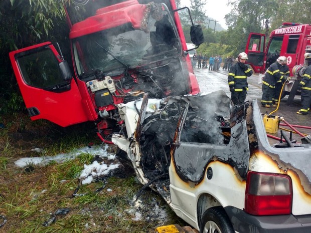 Colisão entre caminhão e carro foi frontal na BR-280 em Jaraguá do Sul (Foto: Fábio Junkes/Divulgação)