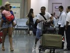 Acompanhado de mulher e filha, Romário leva malas em aeroporto