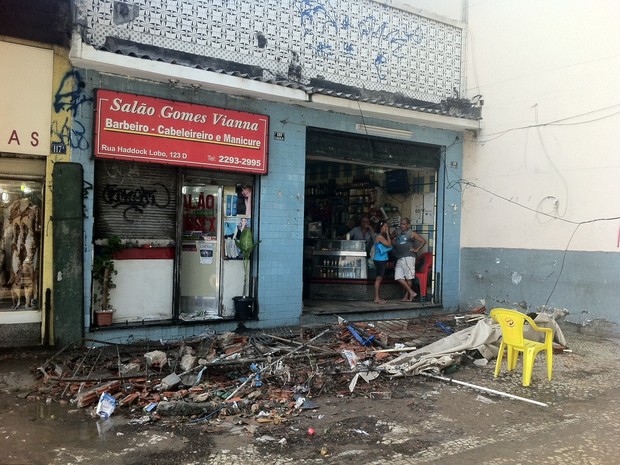 Queda de marquise na Rua Haddock Lobo deixou duas pessoas feridas (Foto: Cristiane Cardoso/ G1)