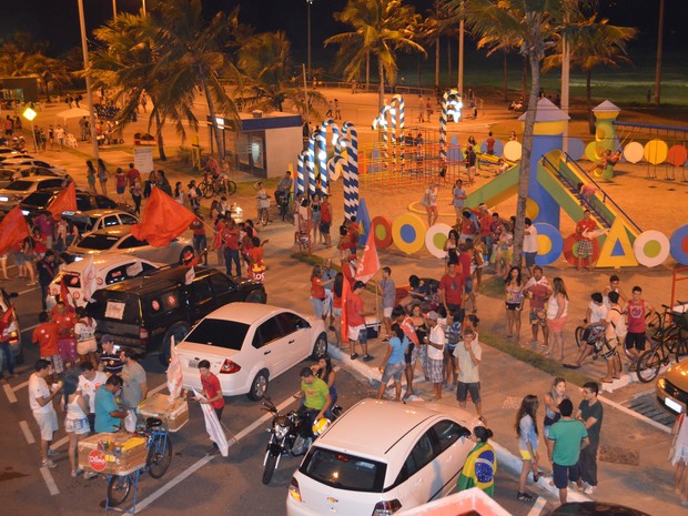 Sergipanos comemoram vitória de Dilma na Orla da Atalaia em Aracaju (Foto: Marina Fontenele/G1)