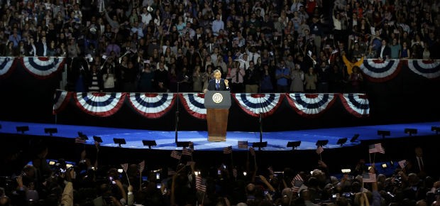 Barack Obama discursa em Chicago. O presidente americano foi reeleito na terça-feira (6) (Foto: Chris Carlson/AP)