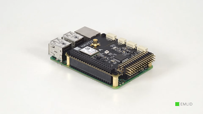 A Navio2 é montada sobre o Raspberry Pi e dá ao computador acesso a recursos fundamentais para um drone (Foto: Divulgação/Emlid)