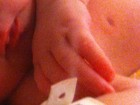 Após dar à luz, Perlla mostra boca e mãozinha da filha no Twitter