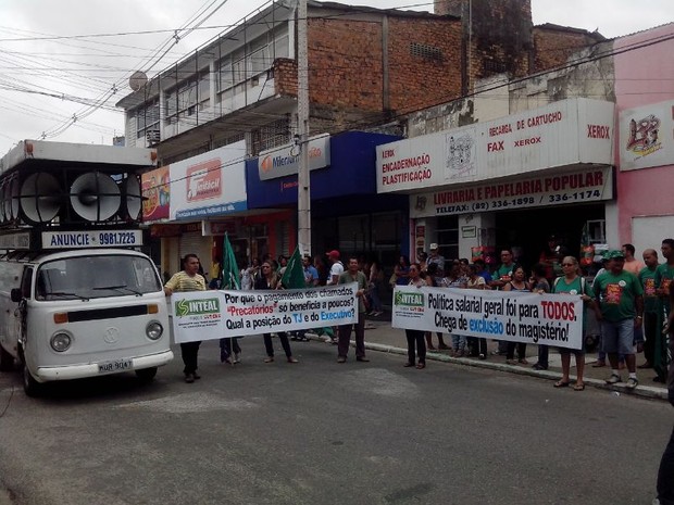 Servidores da educação bloquearam algumas ruas do Centro de Maceió (Foto: Derek Gustavo/G1)