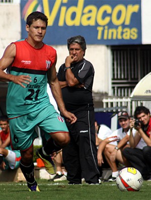 Lateral-esquerdo Fernando é apresentado oficialmente (Foto: Cleber Akamine / Globoesporte.com)