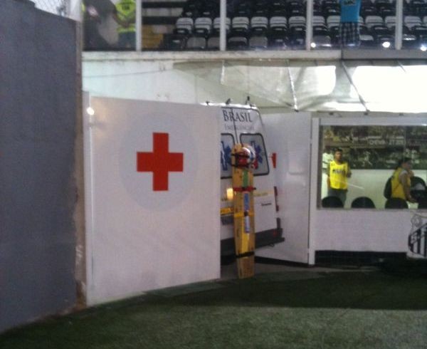 Ambulância Vila Belmiro (Foto: Renato Cury/TV Tribuna)