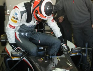 Nico Hulkenberg passa aperto no cockpit da Sauber (Foto: Divulgação)