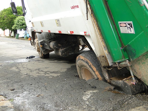 Caminhão fica preso em buraco de rua em Passos. (Foto: Helder Almeida / Clic Folha)