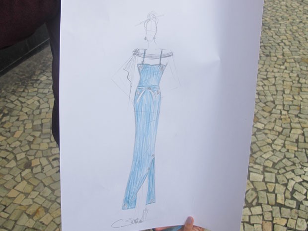 Vestido de festa desenhado para repórter do G1 por Carlos Ferreira (Foto: Alba Valéria Mendonça/ G1) Vestido de festa desenhado para repórter do G1 por Carlos Ferreira (Foto: Alba Valéria Mendonça/ G1)