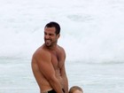 Carlos Bonow se diverte com o filho em praia no Rio