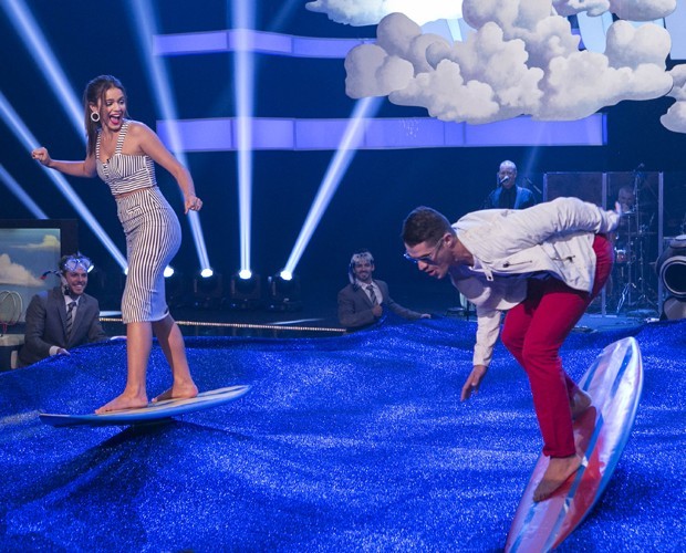 Bruna Marquezine surfa no Amor e Sexo (Foto: Inácio Moraes/Gshow)