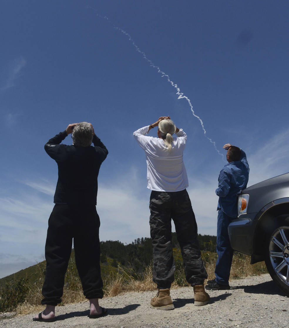 Pessoas observam lançamento de interceptador em estrada ao norte de Lompoc, na Califórnia (Foto: Len Wood /The Santa Maria Times via AP)