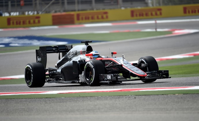 Fernando Alonso, McLaren, no 1º treino livre para o GP do Bahrein (Foto: AFP)