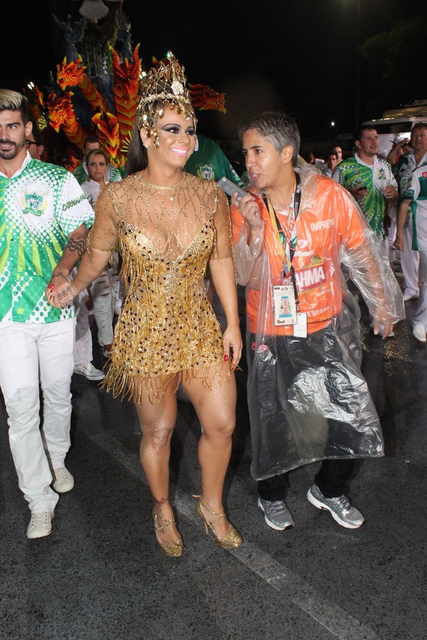 Viviane Araújo chega para o desfile em São Paulo (Foto: Celso Tavares / EGO)