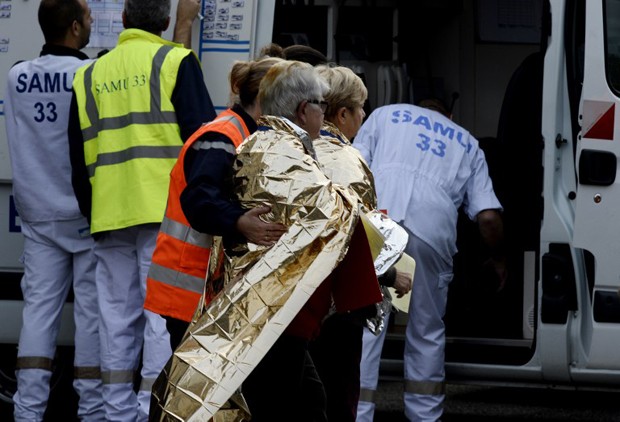 Equipes de emergência prestam socorro aos sobreviventes de acidente em Libourne, na França, que deixou 42 mortos (Foto:  Jean-Pierre Muller/ AFP)