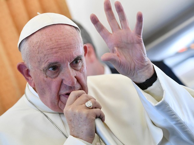 Papa Francisco conversa com jornalistas em voo de volta para Roma, na terça-feira (1º) (Foto: Ettore Ferrari/ Reuters)