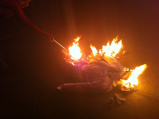 Boneco que faz alusão a Fortunati foi queimado em Porto Alegre (Foto: Vinicius Rebello/ G1)