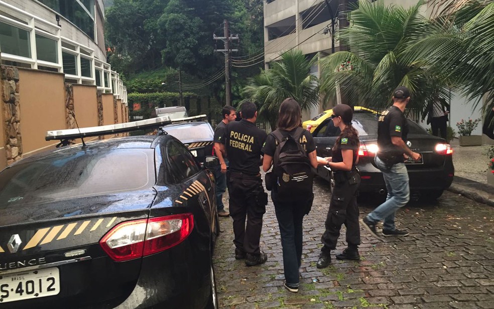 Agentes da Polícia Federal chegaram pouco antes das 6h ao prédio onde mora Heitor Lopes de Sousa Junior (Foto: Cristina Boeckel)