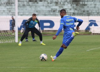Rodriguinho treina às vesperas da partida entre Grêmio e Atlético-MG (Foto: Eduardo Deconto/GloboEsporte.com)