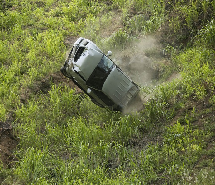 O carro de Emília cai em uma ribanceira (Foto: Raphael Dias/Gshow)