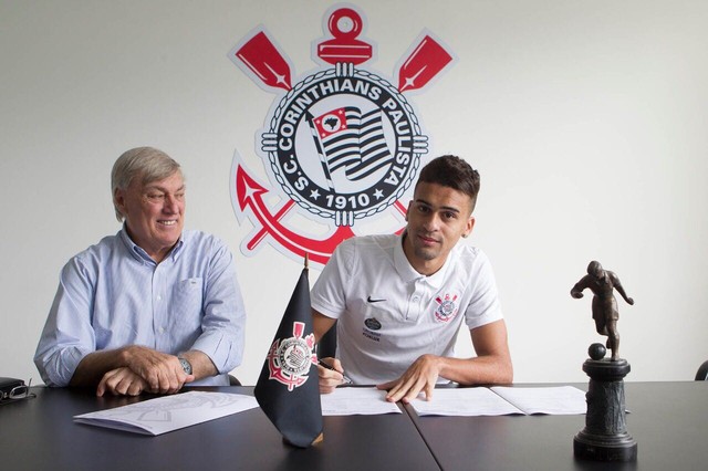 Corinthians anuncia a renovação do contrato de zagueiro de 18 anos