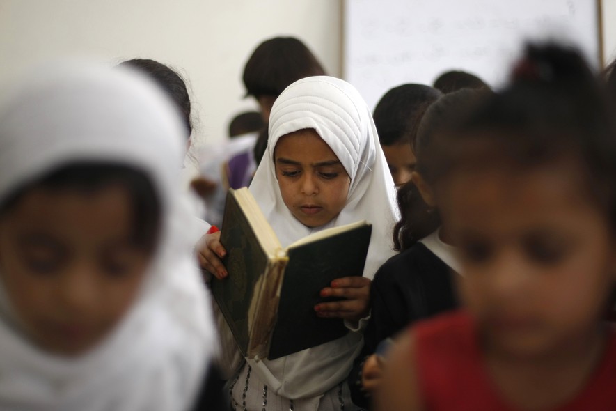 Meninas muçulmanas têm aulas de religião em escola islâmica de Sana, capital do Iemen